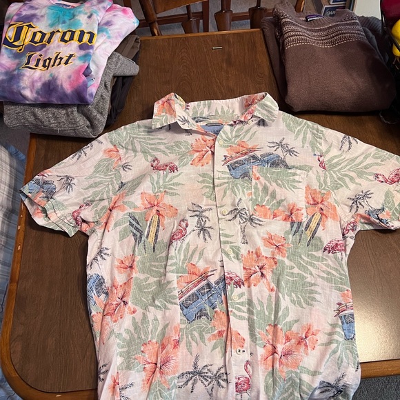 IZOD Hawaiian beach or golf shirt. - Picture 1 of 2